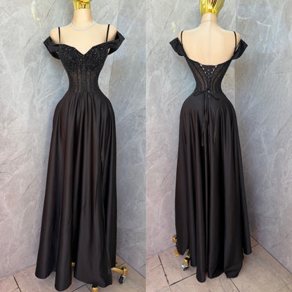 Vestido tinto pedrería y corset 🍷