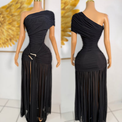 Vestido negro asimétrico broche dorado 🖤