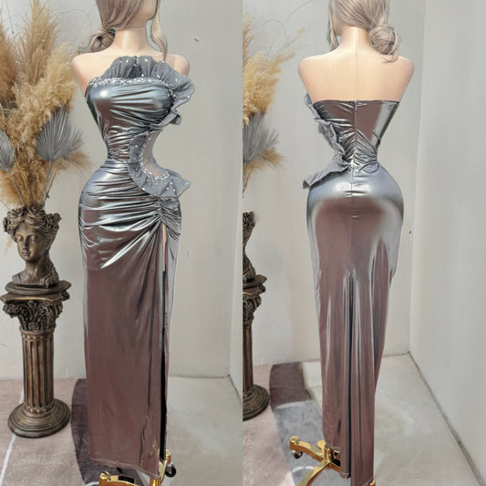 Vestido plateado con pedrería