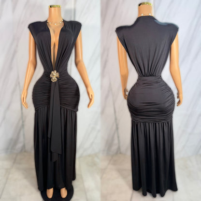 Vestido negro broche dorado