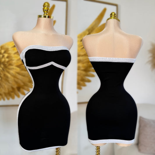 Vestido negro contorno blanco pedrería 🖤